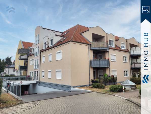 Hausansicht und Tiefgarageneinfahrt – Bild 1