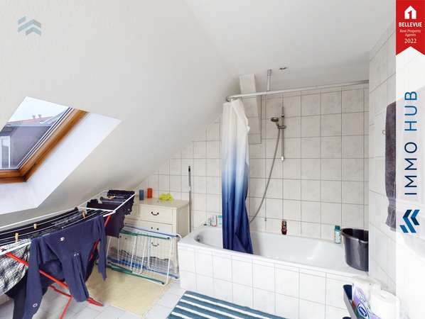 Bad mit Wanne und Fenster – Bild 9