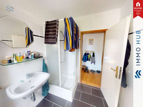 Badezimmer mit Dusche – Bild 4