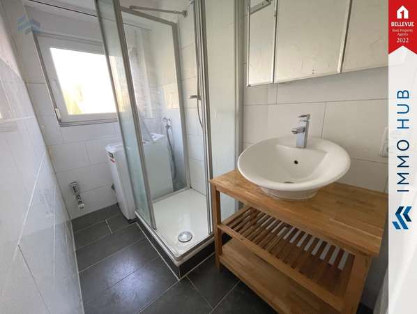 Badezimmer mit Dusche und Fenster – Bild 7