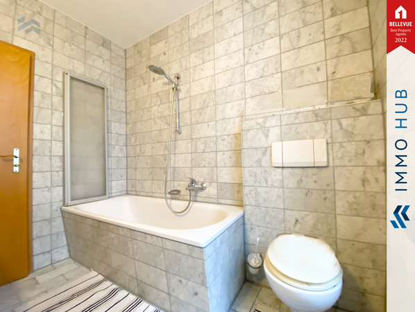 Badezimmer mit Badewanne Gegenansicht – Bild 9