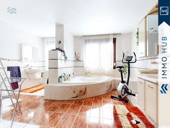 Badezimmer mit Eckbadewanne – Bild 9