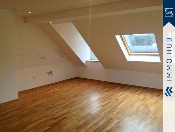 Wohnzimmer mit offenem Küchenbereich – Bild 2