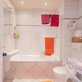 Bild 14 von 21: Badezimmer, Ihr neuer Wohntraum in Kiel-Hassee – Großzügige 3-Zimmer-Wohnung mit Stellplatz und Aufzug