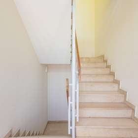 Bild 21 von 21: Treppenhaus, Ihr neuer Wohntraum in Kiel-Hassee – Großzügige 3-Zimmer-Wohnung mit Stellplatz und Aufzug