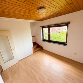 Bild 9 von 22: Zimmer 1, Reihenmittelhaus mit direktem Seeblick auf allen Ebenen – Sanierungsobjekt mit Entwicklungspotenzial
