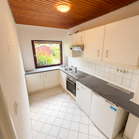Bild 7 von 22: Küche, Reihenmittelhaus mit direktem Seeblick auf allen Ebenen – Sanierungsobjekt mit Entwicklungspotenzial