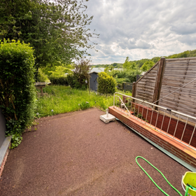 Bild 5 von 22: Terrasse, Reihenmittelhaus mit direktem Seeblick auf allen Ebenen – Sanierungsobjekt mit Entwicklungspotenzial