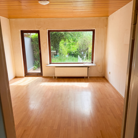 Bild 3 von 22: Wohnzimmer, Reihenmittelhaus mit direktem Seeblick auf allen Ebenen – Sanierungsobjekt mit Entwicklungspotenzial