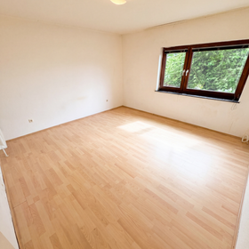 Bild 11 von 22: Zimmer 2, Reihenmittelhaus mit direktem Seeblick auf allen Ebenen – Sanierungsobjekt mit Entwicklungspotenzial