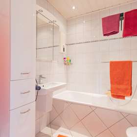 Bild 13 von 21: Badezimmer, Ihr neuer Wohntraum in Kiel-Hassee – Großzügige 3-Zimmer-Wohnung mit Stellplatz und Aufzug