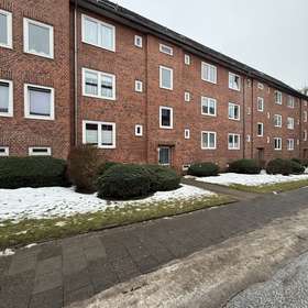 Bild 1 von 8: Hausansicht, Sanierungsbedürftige Kapitalanlage in Kiel-Wik