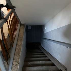 Bild 17 von 17: Treppenhaus, 4-Zimmer-Wohnung mit Entwicklungsperspektive sucht Handwerker