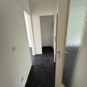 Bild 8 von 13: Flur, Aus Alt mach Neu: 3-Zimmer mit Entwicklungspotenzial in Kiel