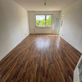 Bild 7 von 13: Wohnzimmer, Aus Alt mach Neu: 3-Zimmer mit Entwicklungspotenzial in Kiel