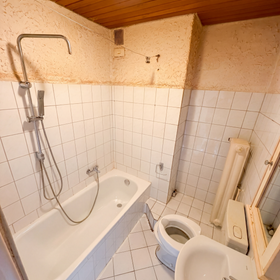 Bild 13 von 22: Badezimmer, Reihenmittelhaus mit direktem Seeblick auf allen Ebenen – Sanierungsobjekt mit Entwicklungspotenzial