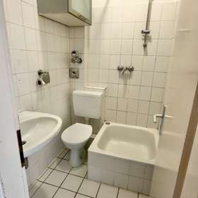 Bild 3 von 12: Badezimmer, Leerstehende Altbauwohnung inmitten von Kiel!