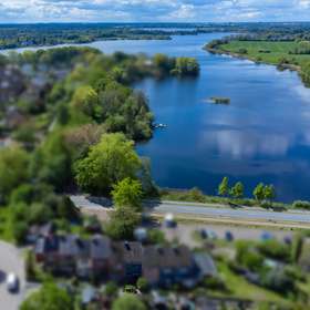 Bild 22 von 22: Luftansicht, Reihenmittelhaus mit direktem Seeblick auf allen Ebenen – Sanierungsobjekt mit Entwicklungspotenzial