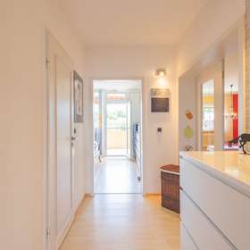 Bild 2 von 21: Flur, Ihr neuer Wohntraum in Kiel-Hassee – Großzügige 3-Zimmer-Wohnung mit Stellplatz und Aufzug