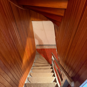 Bild 14 von 22: Kellertreppe, Reihenmittelhaus mit direktem Seeblick auf allen Ebenen – Sanierungsobjekt mit Entwicklungspotenzial