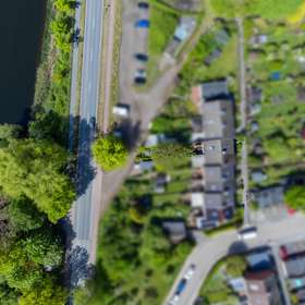 Bild 19 von 22: Luftansicht, Reihenmittelhaus mit direktem Seeblick auf allen Ebenen – Sanierungsobjekt mit Entwicklungspotenzial