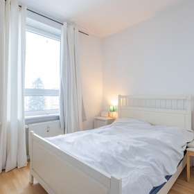 Bild 7 von 11: Schlafzimmer, Wenn du über Los kommst, sollte diese Immobilie deine Erste sein!