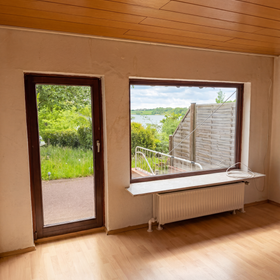 Bild 4 von 22: Wohnzimmer, Reihenmittelhaus mit direktem Seeblick auf allen Ebenen – Sanierungsobjekt mit Entwicklungspotenzial