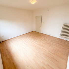 Bild 12 von 22: Zimmer 2, Reihenmittelhaus mit direktem Seeblick auf allen Ebenen – Sanierungsobjekt mit Entwicklungspotenzial