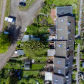 Bild 20 von 22: Luftansicht, Reihenmittelhaus mit direktem Seeblick auf allen Ebenen – Sanierungsobjekt mit Entwicklungspotenzial