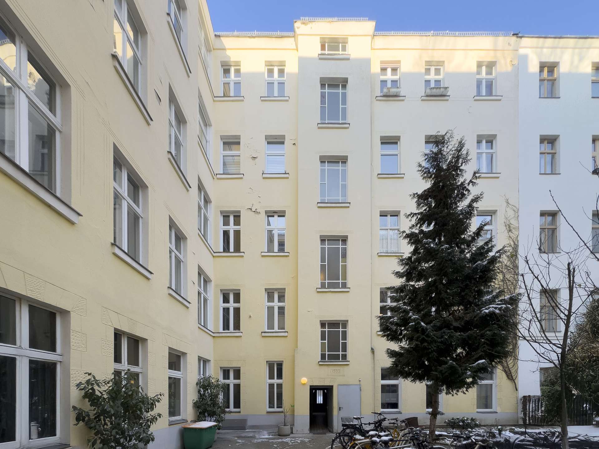 Hausansicht-Hinterhof