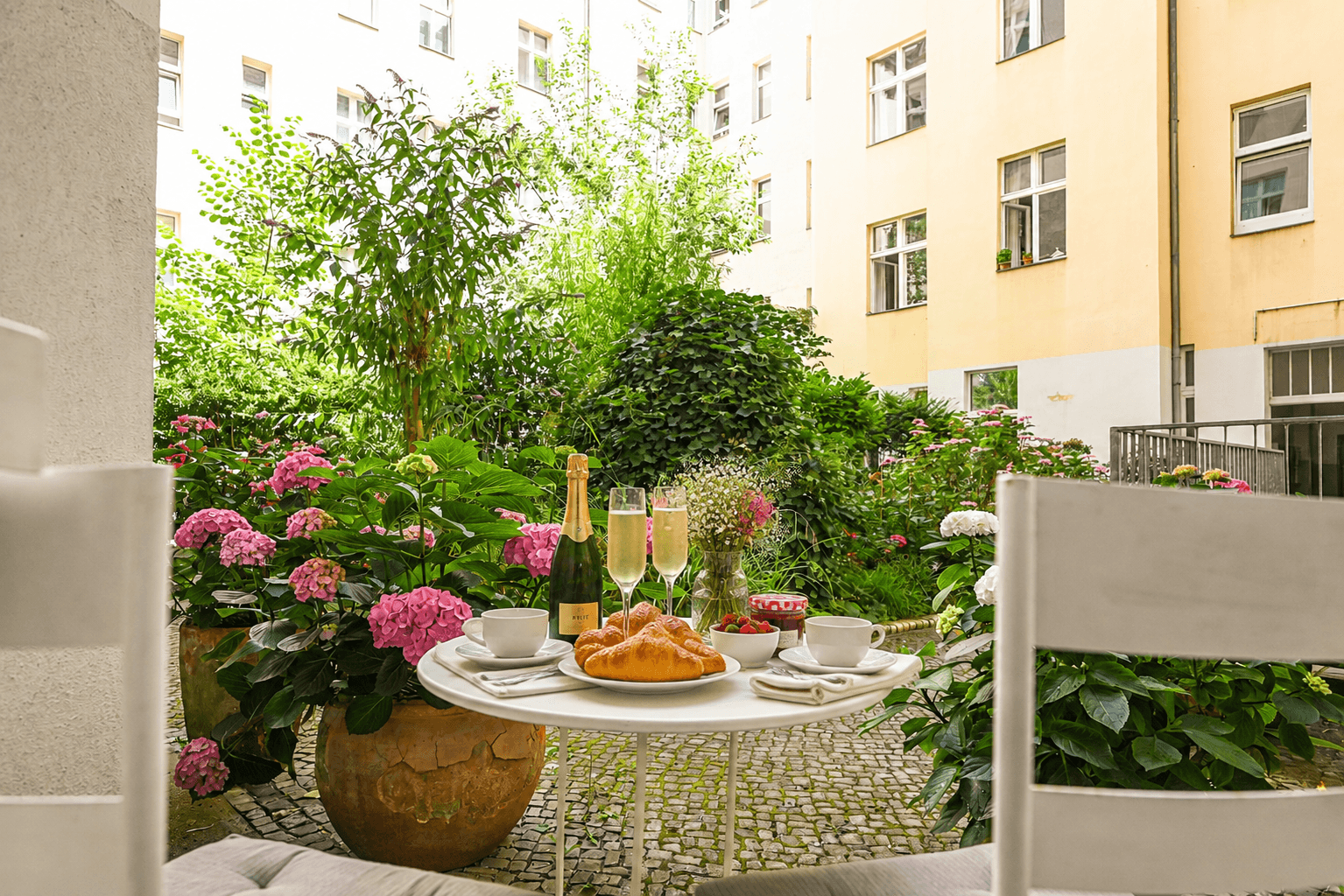 Terarsse mit Blick ins Gru00fcne