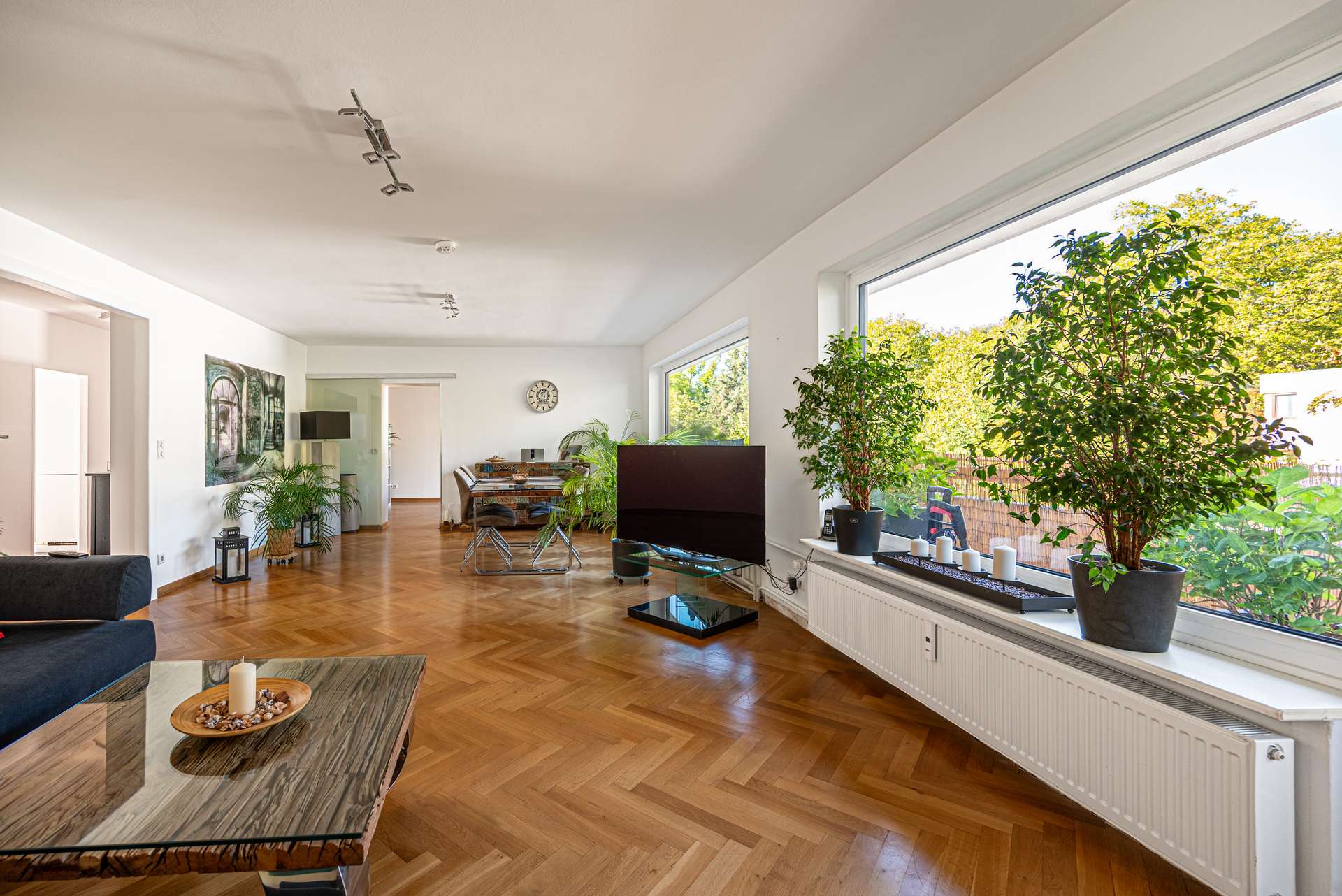 Grou00dfes Wohnzimmer mit Blick ins Gru00fcne