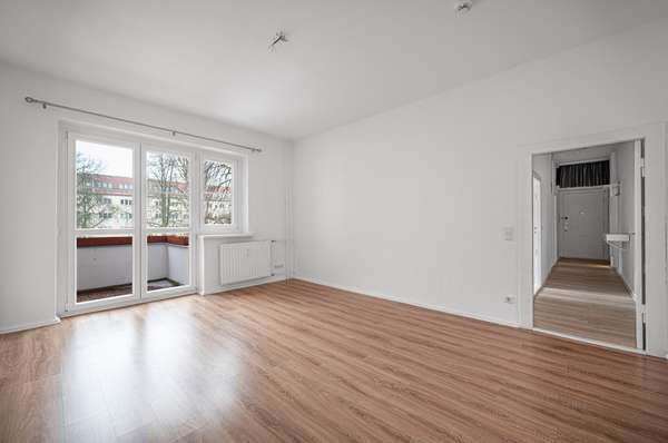 Grou00dfes Wohnzimmer mit Balkon-Zugang