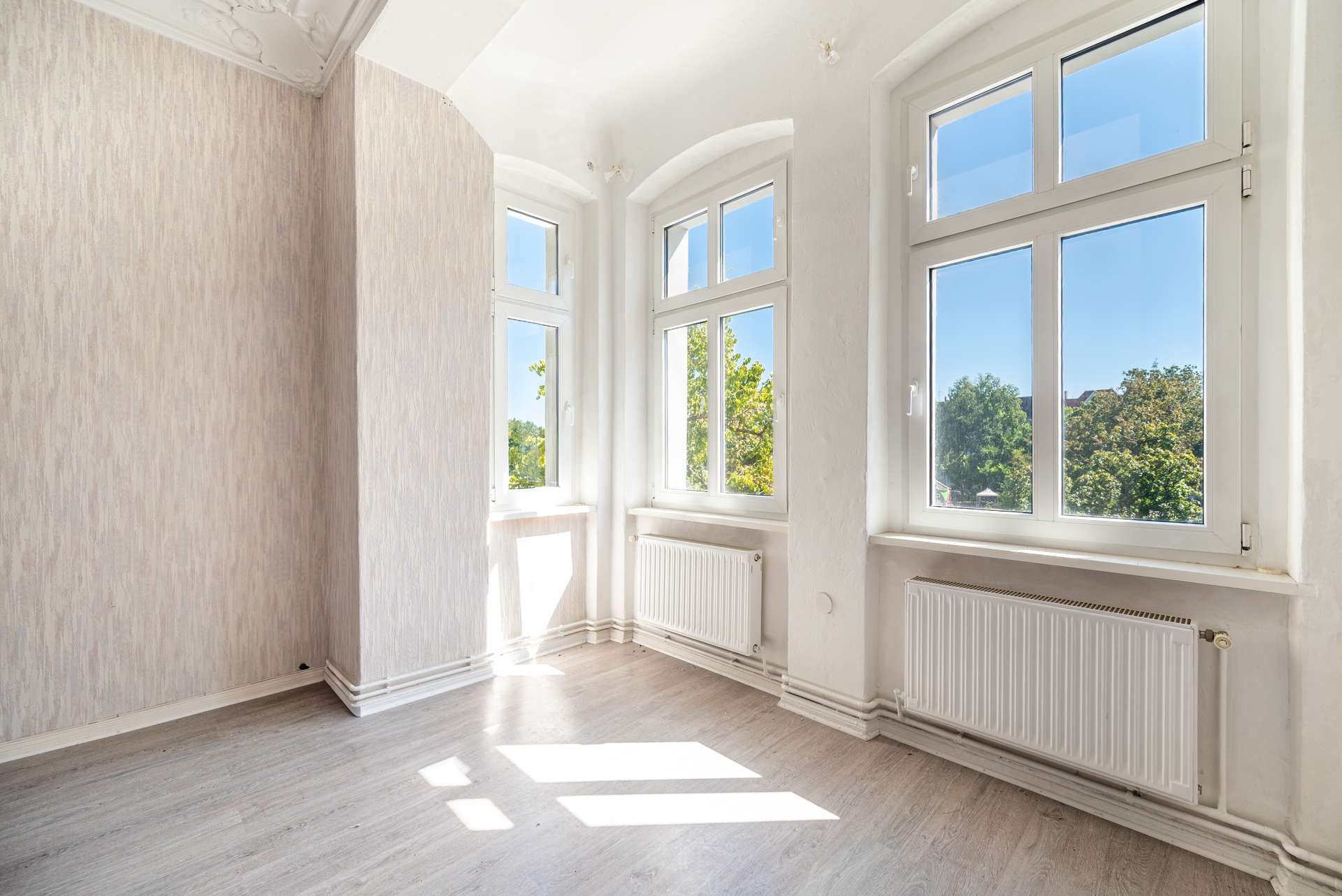 Erkerbereich mit grou00dfer Fensterfront