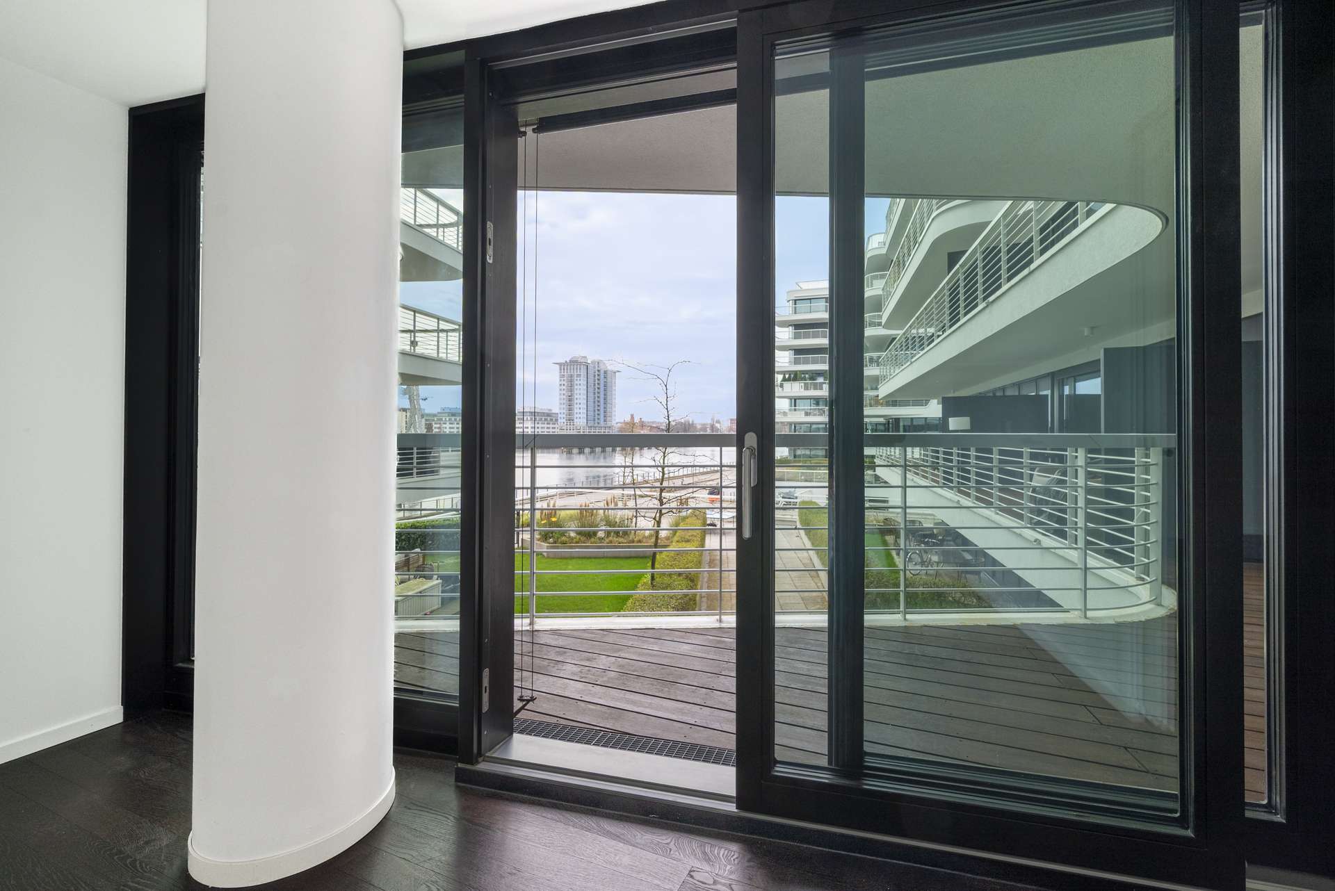 Schlafzimmer mit Zugang zum Balkon