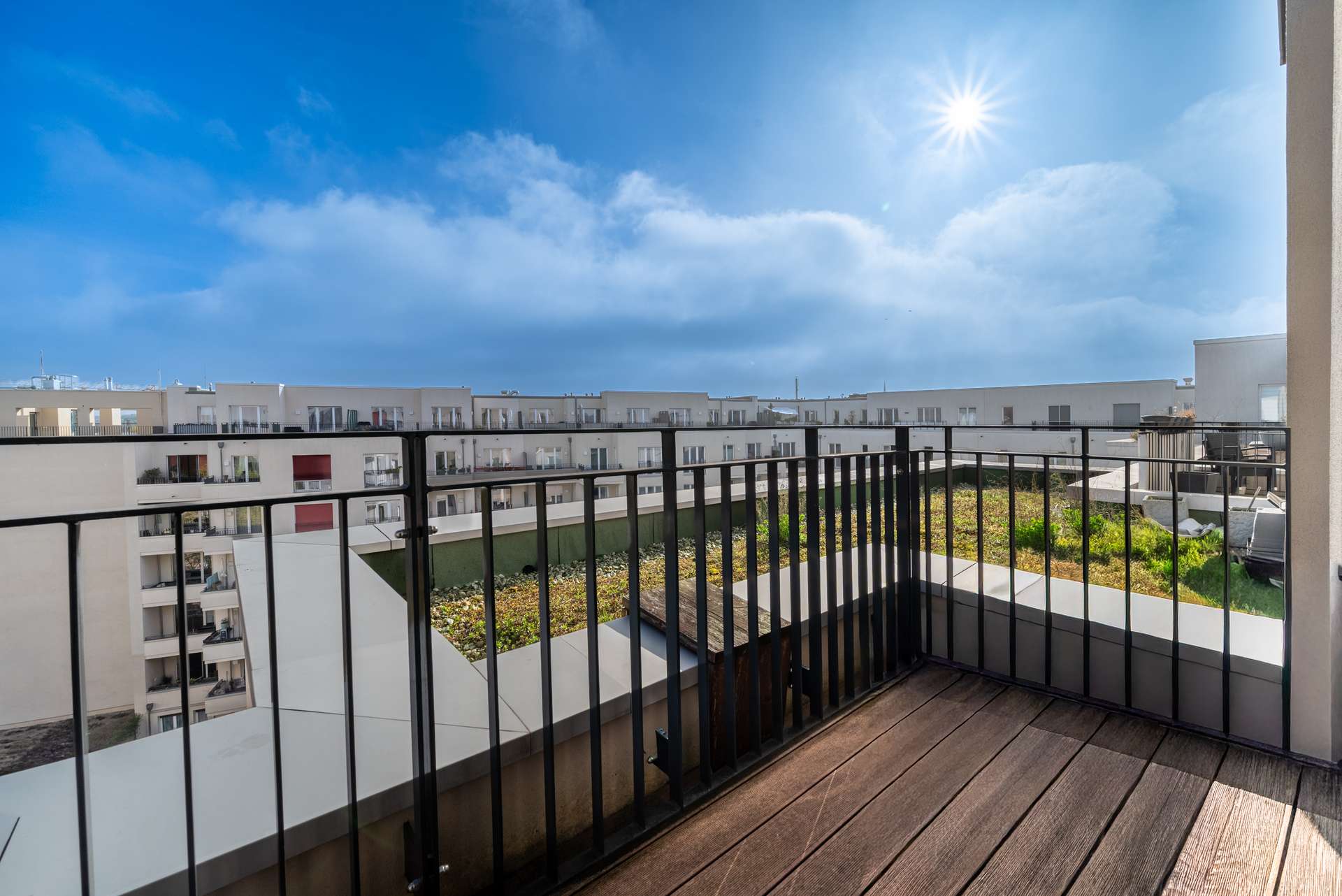 2. Balkon mit Morgensonne und Blick u00fcber die Du00e4cher