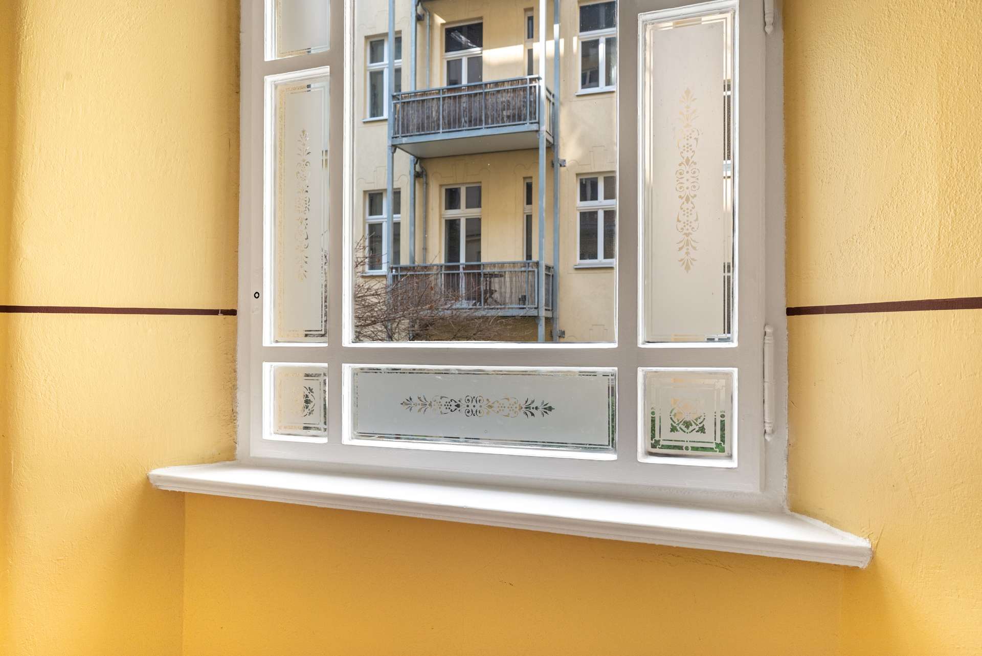 Aufgearbeitete Altbaufenster im Treppenhaus