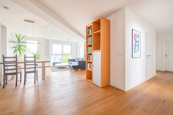 Lichtdurchflutetes Wohnzimmer