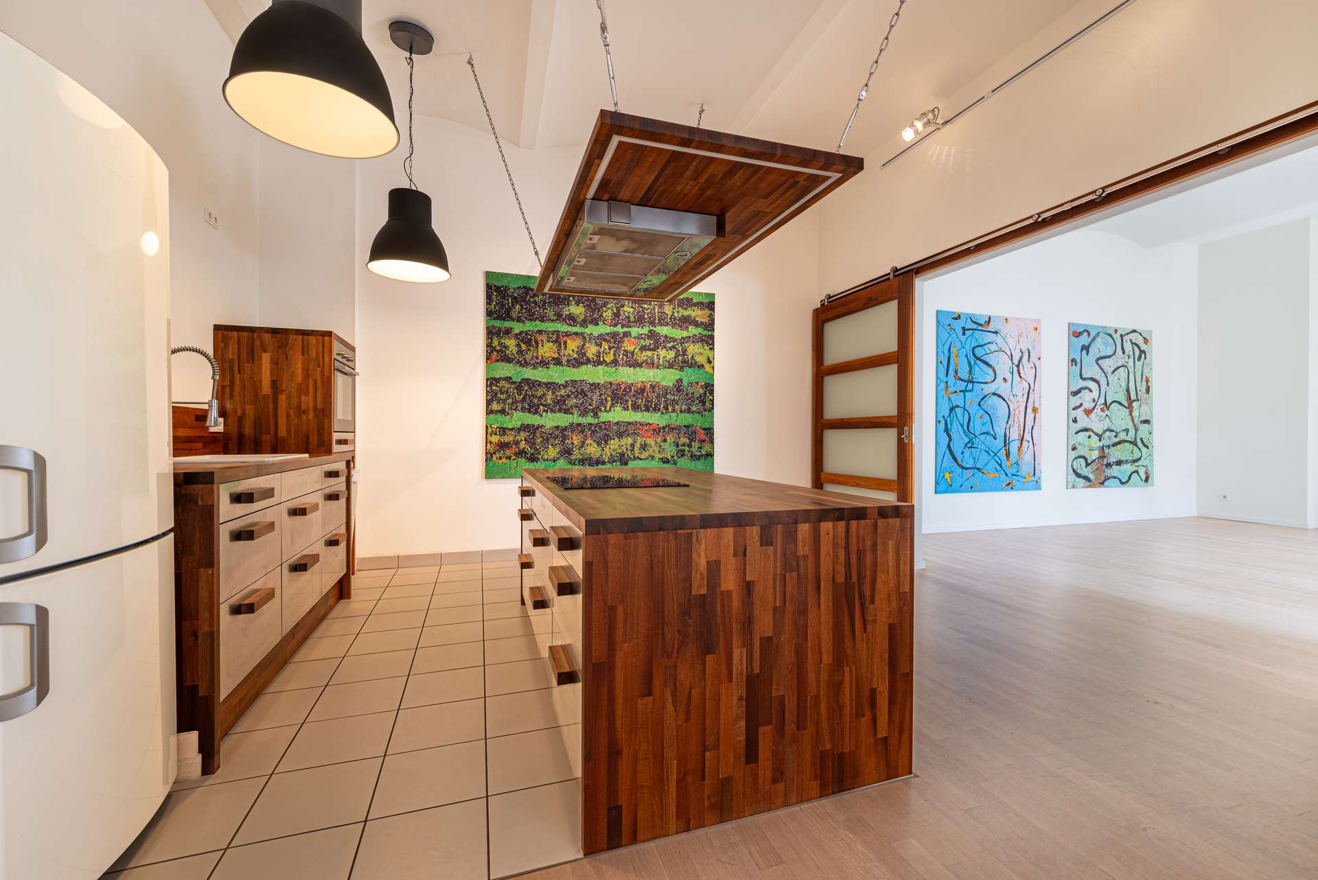 Ku00fcche im Holz-Design mit Ku00fccheninsel