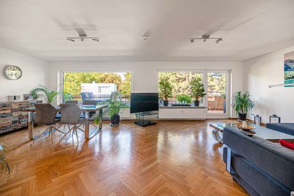 Grou00dfes Wohnzimmer mit Blick ins Gru00fcne
