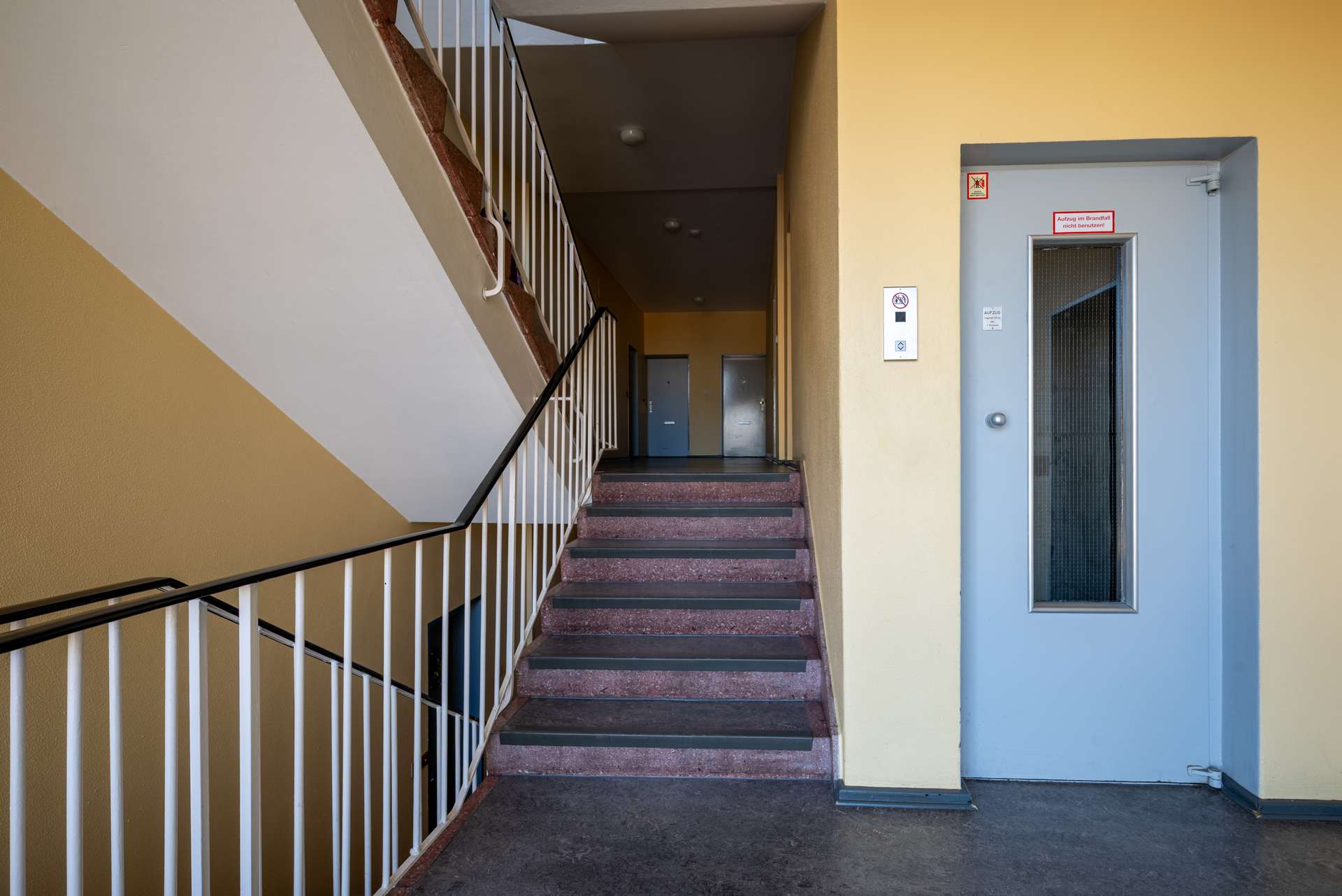 Aufzug im Treppenhaus