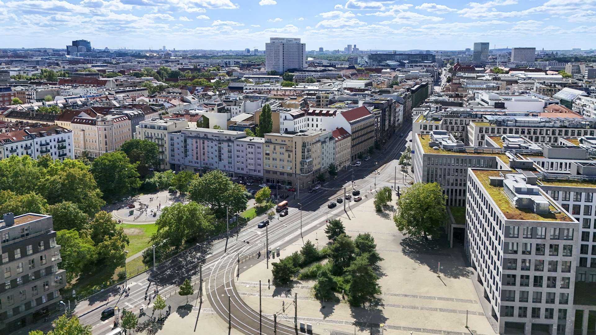 Elisbath-Schwarzhaupt-Platz mit vielfu00e4ltigen Anbindungsmu00f6glichkeiten des u00d6PNV
