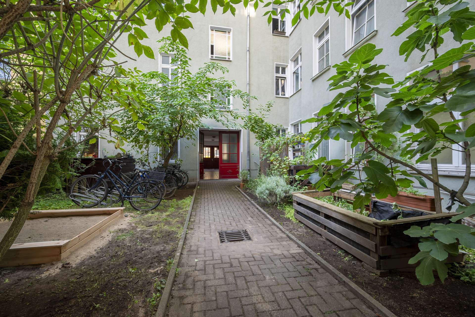 Begru00fcnter Innenhof mit Fahrradstellplu00e4tzen & Sandkasten