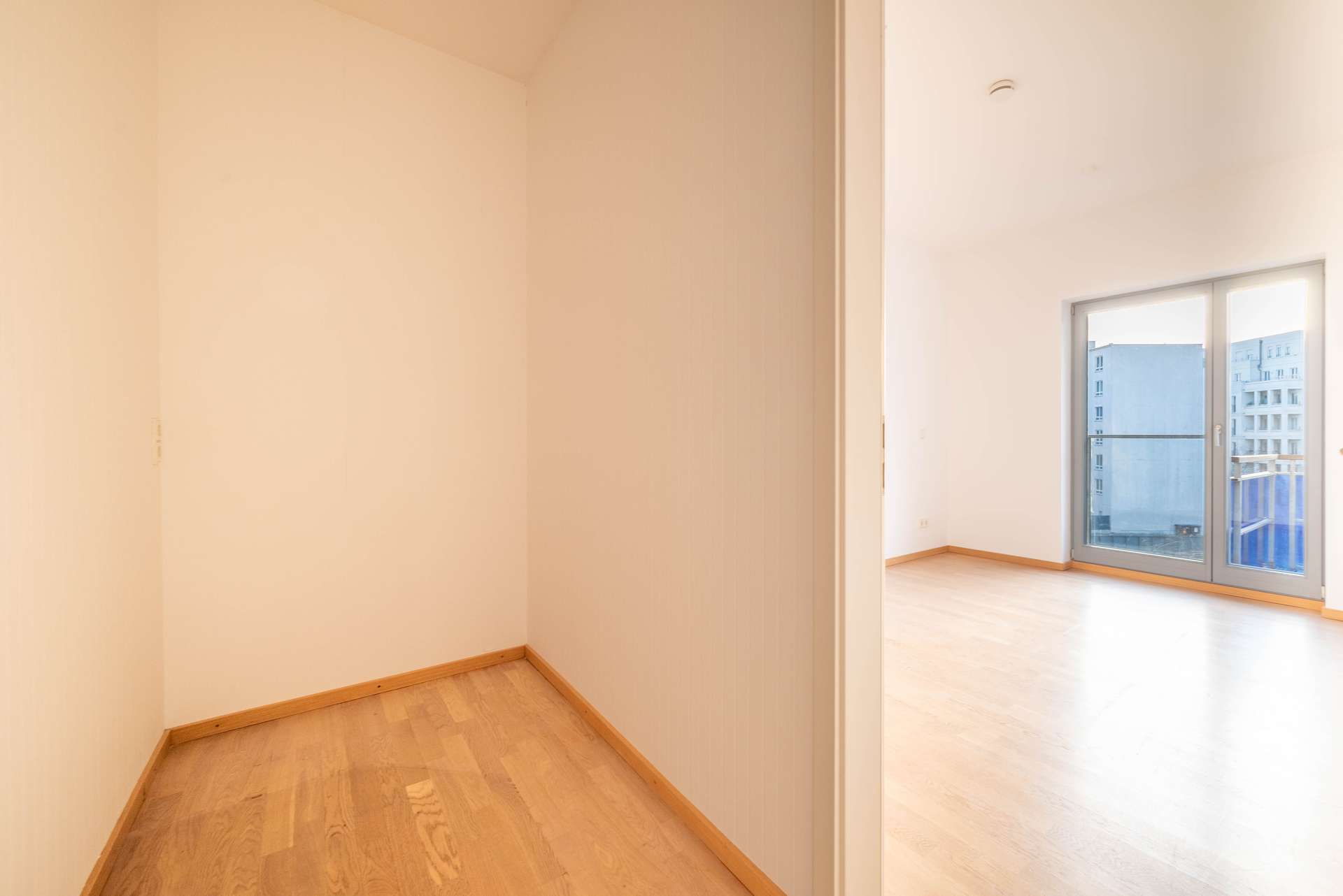 Ankleide mit Blick in Schlafzimmer