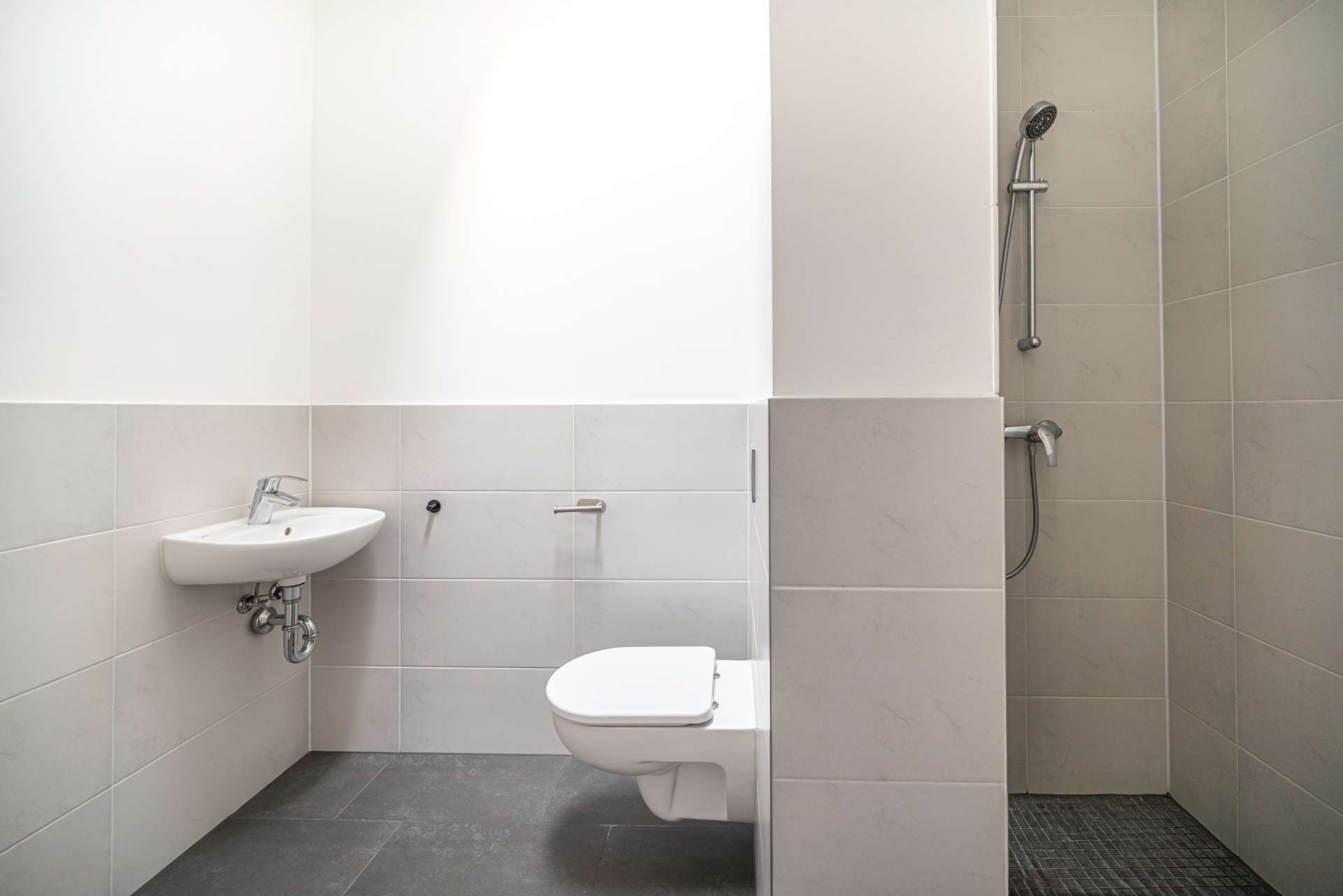 Badezimmer mit Dusche und Oberlicht