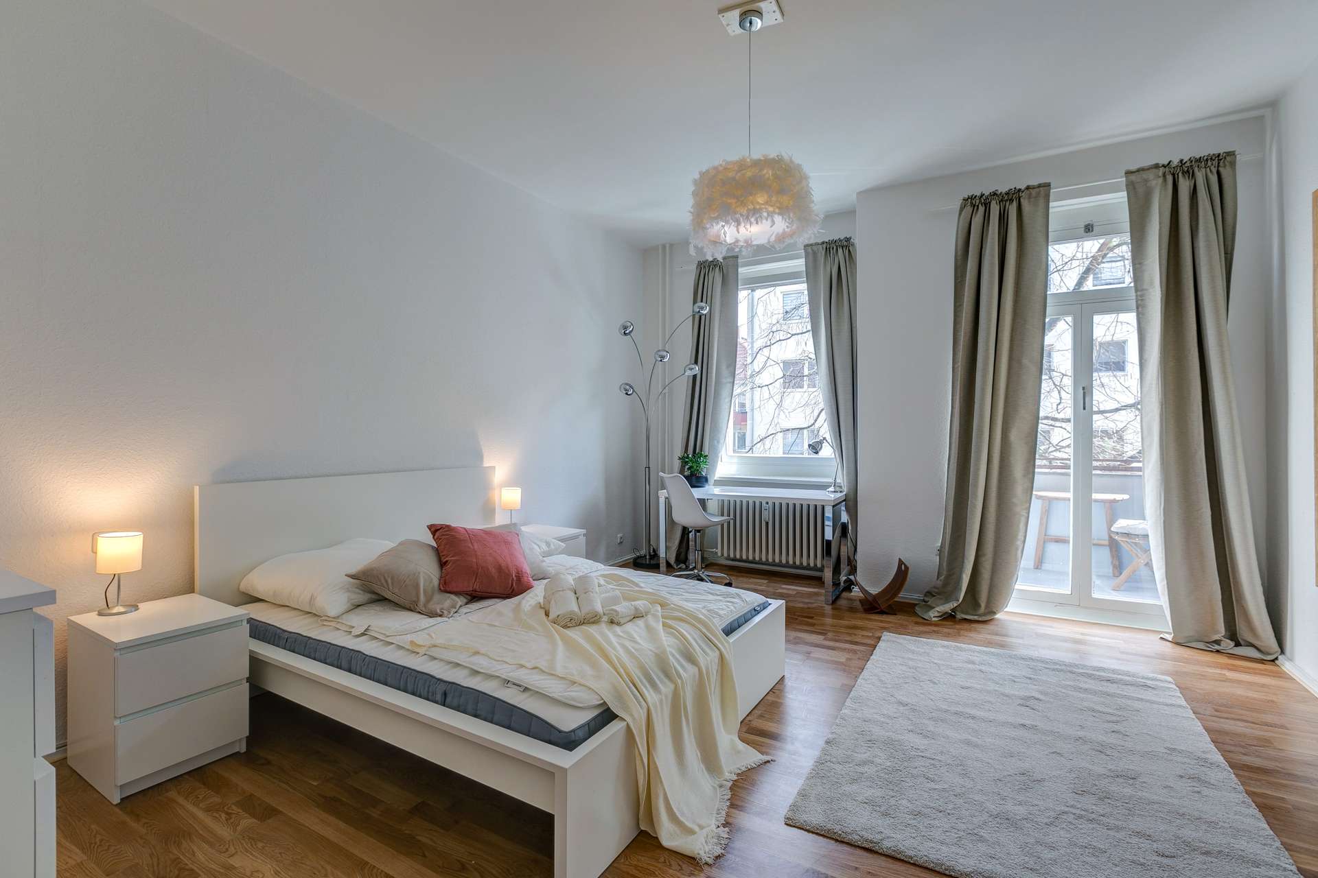 Schlafzimmer mit gemu00fctlichem Balkon