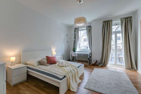 Schlafzimmer mit gemu00fctlichem Balkon