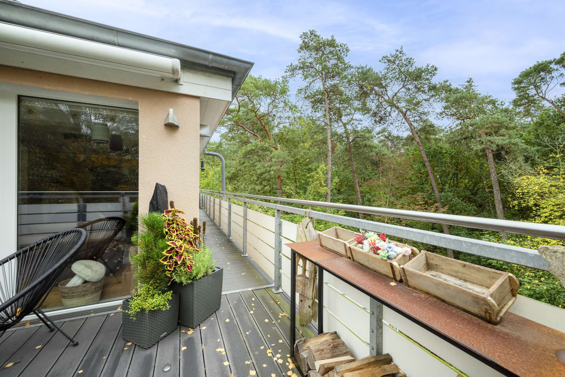 Rundumlaufende Terrasse mit herrlichem Waldpanorama