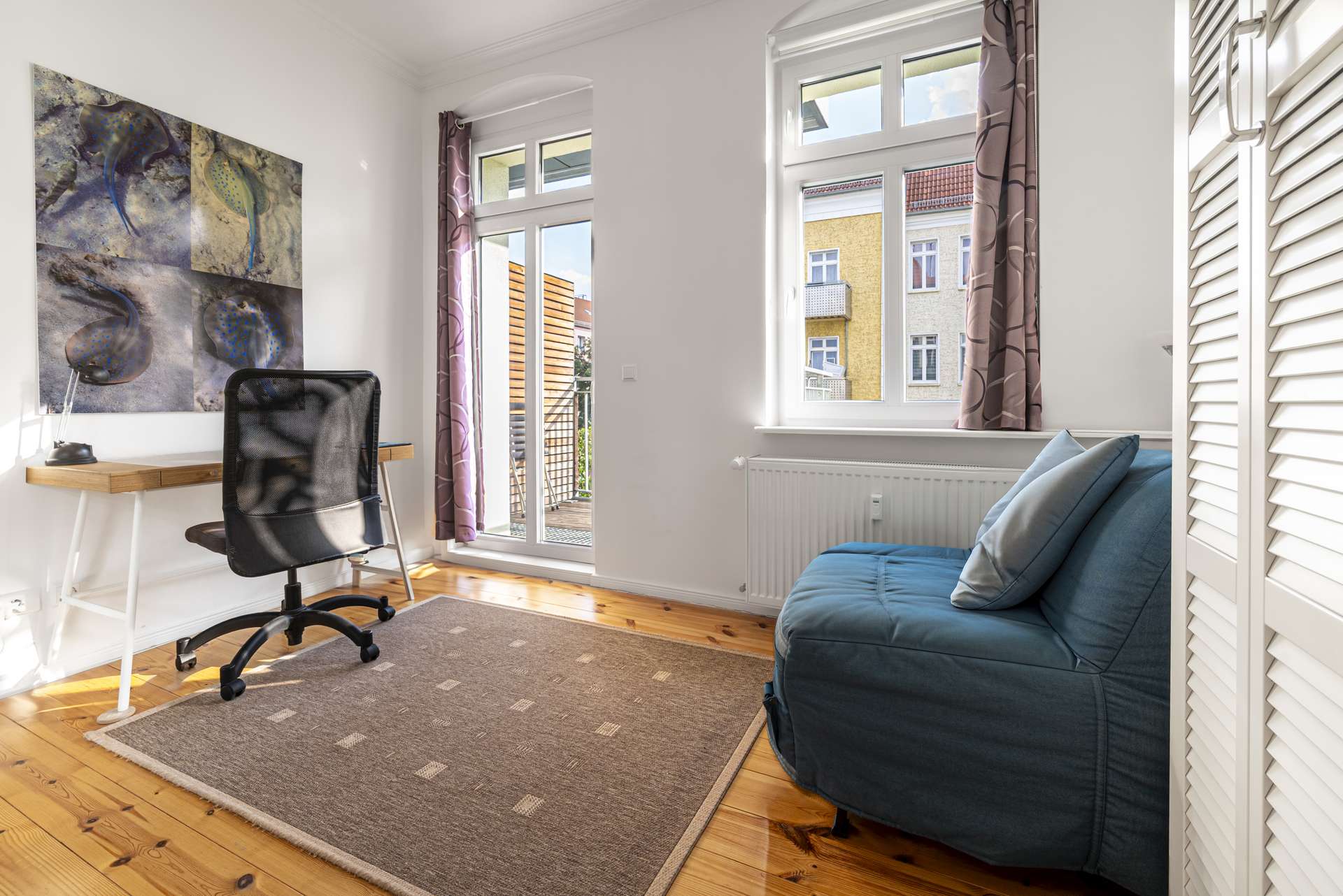 Helles Bu00fcrozimmer mit Balkonzugang im 2.OG