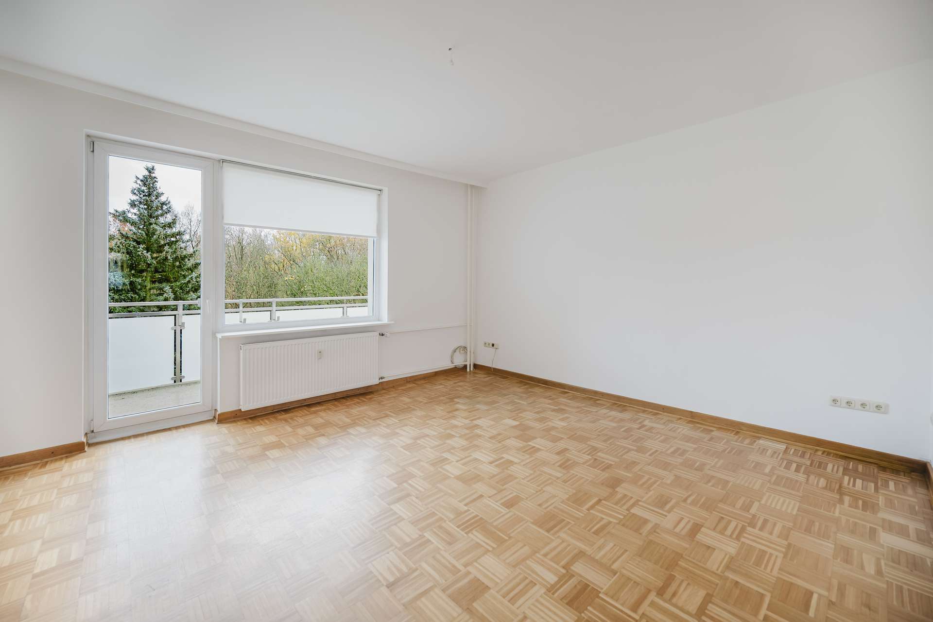 Wohnzimmer mit Balkonaustritt